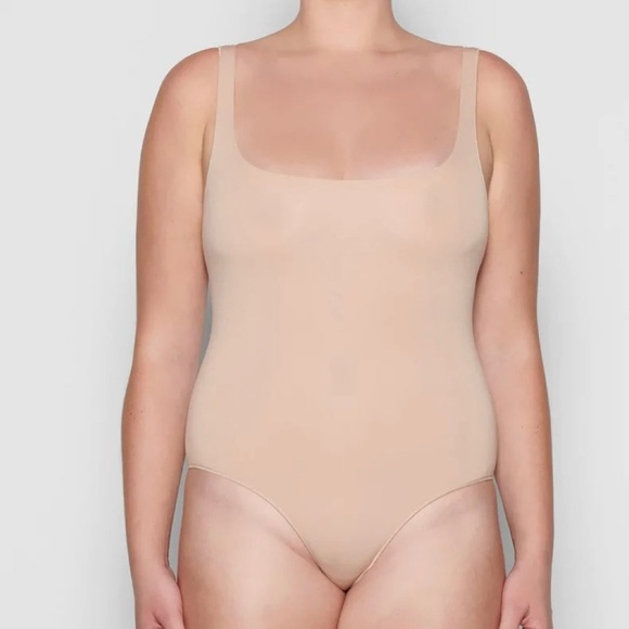 SKIMS Essential Scoop Neck Bodysuit in Sandstone - Picture 6 of 15